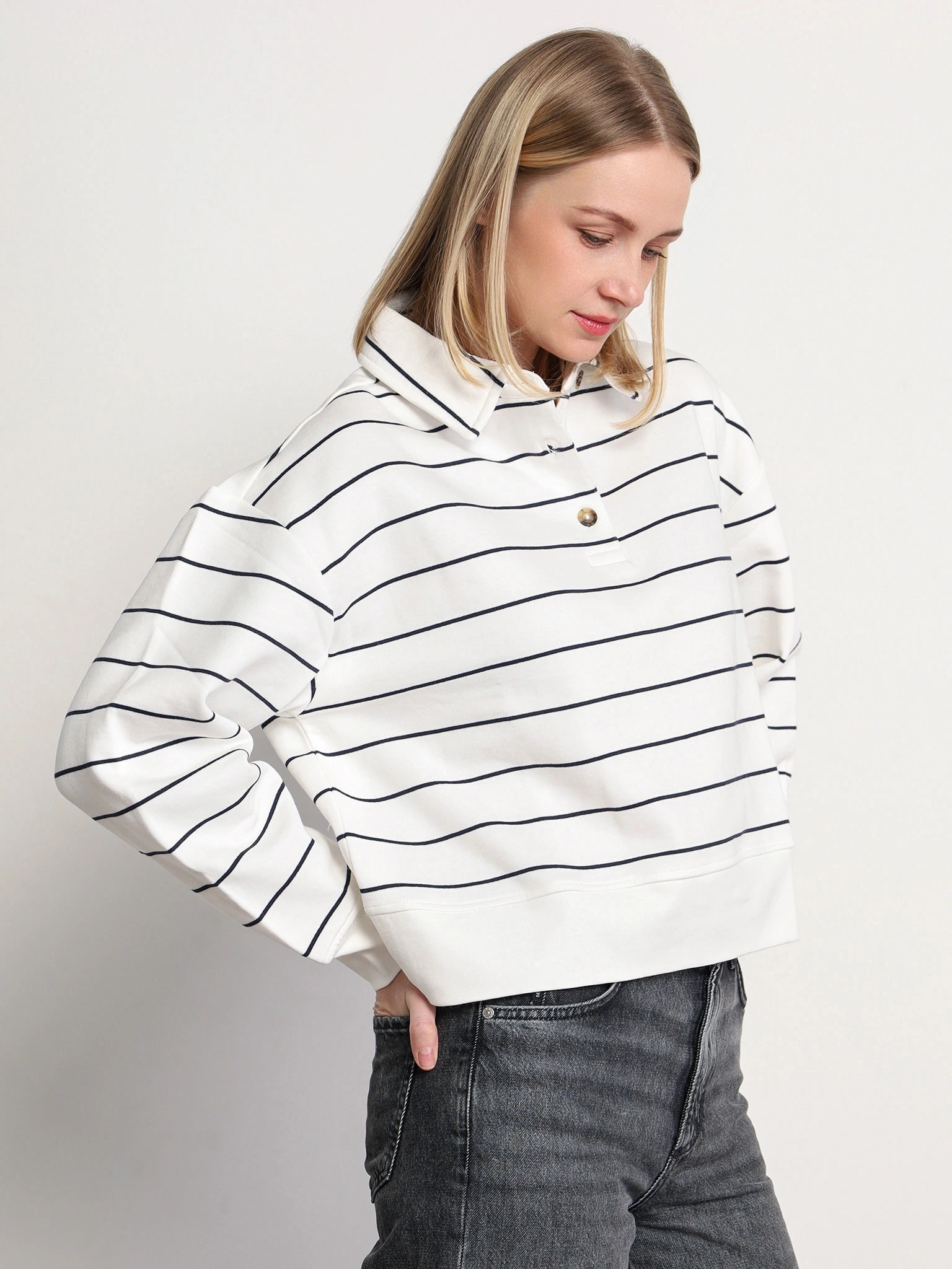 Толстовка укороченная в полоску белого цвета из хлопка